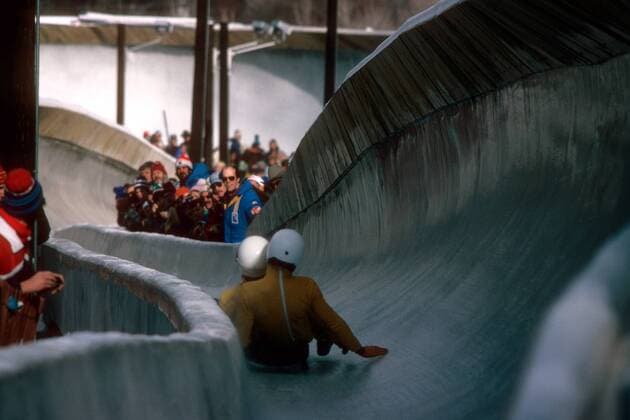 Rodeln Doppelsitzer auf der Rodelbahn am Mount van Hoevenberg bei den Olympischen Spielen 1980 in Lake Placid Rennrodeln OS Winter Herren Olympische Spiele 1980, Winterspiele, 2er, Vdia, Totale Lake Placid