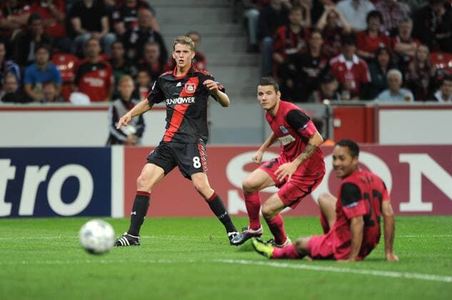 28-09-2011, Fussball, Saison 2011-2012, UEFA Champions League, Vorrunde, 2. Spieltag, BAYER 04 LEVERKUSEN - KRC GENK Lars Bender (Bayer 04 Leverkusen), li., erzielt mit diesem Schuss das Tor zum 1-0