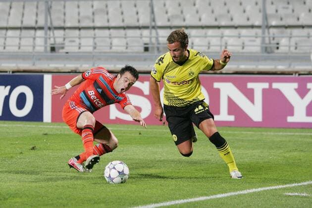 Mario Götze, rechts (BVB) im Zweikampf mit Mathieu VALBUENA (OM), Olympique Marseille - Borussia Dortmund