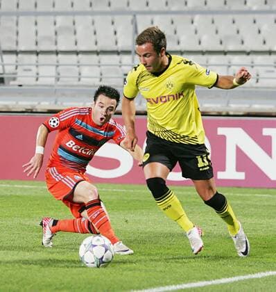 Mario Götze, rechts (BVB) im Zweikampf mit Mathieu VALBUENA (OM), Olympique Marseille - Borussia Dortmund