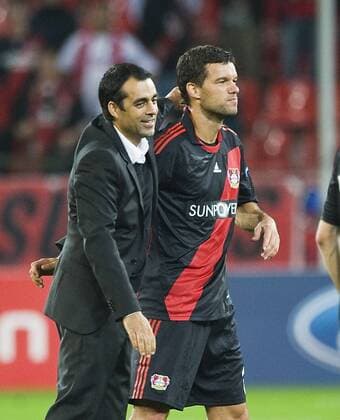 Schlussjubel, Michael BALLACK r. wird von Trainer Robin DUTT (LEV) umarmt, Fussball Champions League, Vorrunde 2. Spieltag, Bayer 04 Leverkusen (LEV) - KRC Genk, am 28.09.2011 in Leverkusen Deutschland