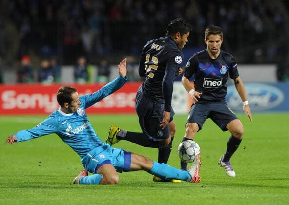 Zenit s Roman Shirokov tackles Porto s Hulk (L-R) from behind in their UEFA Champions League Group G, Zenit St Petersburg - FC Porto  RE0EF146