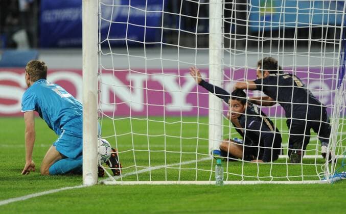 Zenit s Alexander Anyukov and Porto s James Rodriguez and Fernando Belluschi (L-R) seen in their UEFA Champions League Group G, Zenit St Petersburg - FC Porto  RE0EF14D
