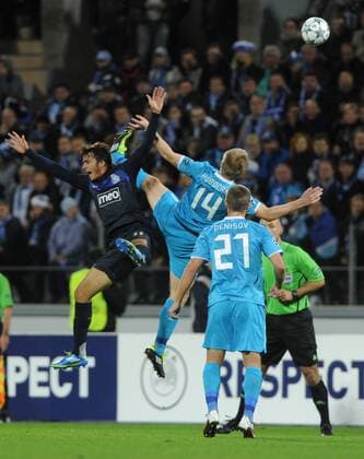 Porto s Kleber and Zenit s Tomas Hubocan and Igor Denisov (L-R) battle for a ball in their UEFA Champions League Group G, Zenit St Petersburg - FC Porto  RE0EF152