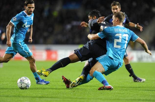 Zenit s Igor Denisov fouls against Porto s Hulk (R-L) in their UEFA Champions League Group G, Zenit St Petersburg - FC Porto  RE0EF154