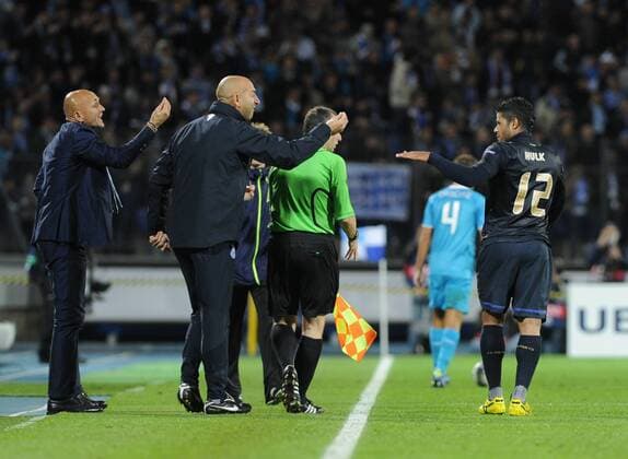 Zenit s head coach Luciano Spalletti (L) and Porto s Hulk (R) exchange words during the Zenit-Porto UEFA Champions League Group G, Zenit St Petersburg - FC Porto  RE0EF155