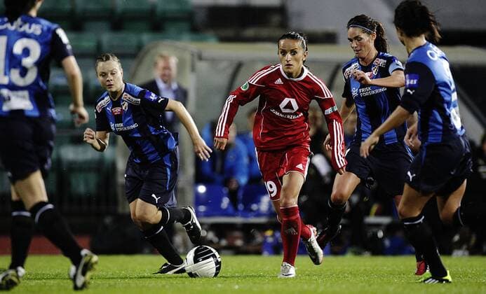 Stabaek FK - 1. FFC Frankfurt, Fatmire Bajramaj breaks free from four stabaek defenders 