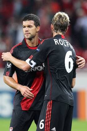 Fußball Champions League Bayer Leverkusen - KRC Genk am 28.09.2011 in der BayArena in Leverkusen Michael Ballack ( Leverkusen ), links - Simon Rolfes ( Leverkusen ), rechts gratulieren sich zum 2:0 Sieg