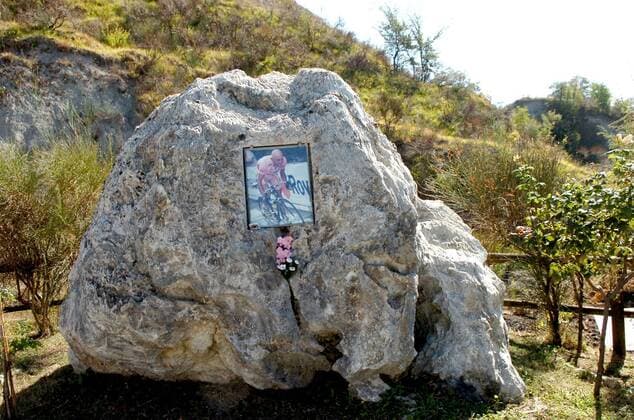 Memorial Pantani 2011; Gedenkstätte für Marco Pantani, Montevecchio  o0 Denkmal Objekte Abbild Konterfei Stein