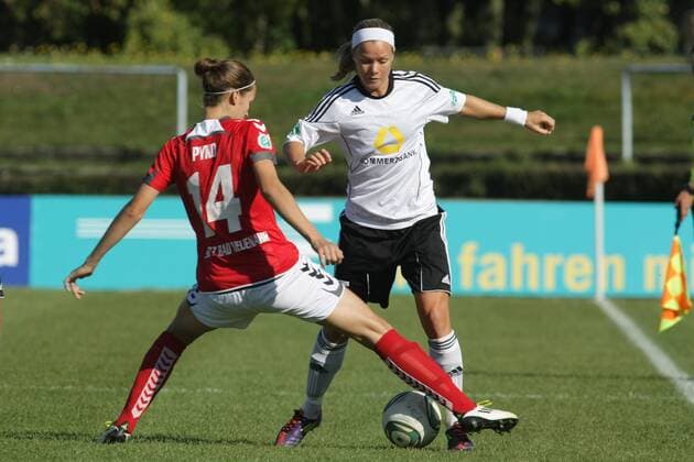 02.10.2011, Frauenfußball-Bundesliga, 5. Spieltag: 1. FFC Frankfurt - SC 07 Bad Neuenahr. Marie Pyko (SC 07 Bad Neuenahr, L), Sara Thunebro (1. FFC Frankfurt).