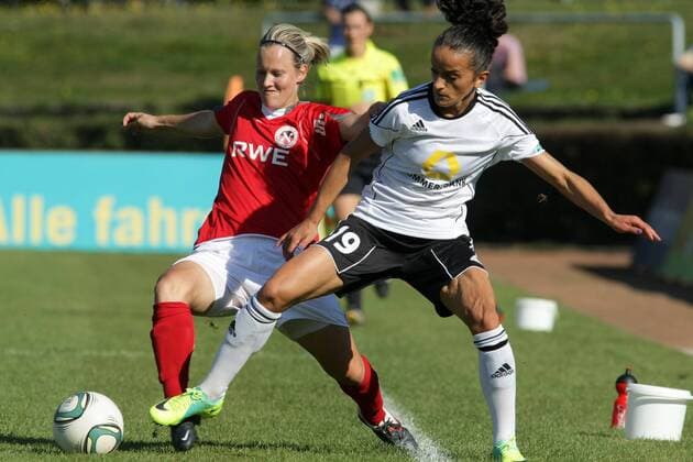02.10.2011, Frauenfußball-Bundesliga, 5. Spieltag: 1. FFC Frankfurt - SC 07 Bad Neuenahr. Fatmire Lira Bajramaj (1. FFC Frankfurt, R), Katie Cherie Hoyle (SC 07 Bad Neuenahr).