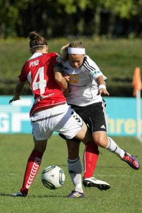 02.10.2011, Frauenfußball-Bundesliga, 5. Spieltag: 1. FFC Frankfurt - SC 07 Bad Neuenahr. Marie Pyko (SC 07 Bad Neuenahr, L), Sara Thunebro (1. FFC Frankfurt).