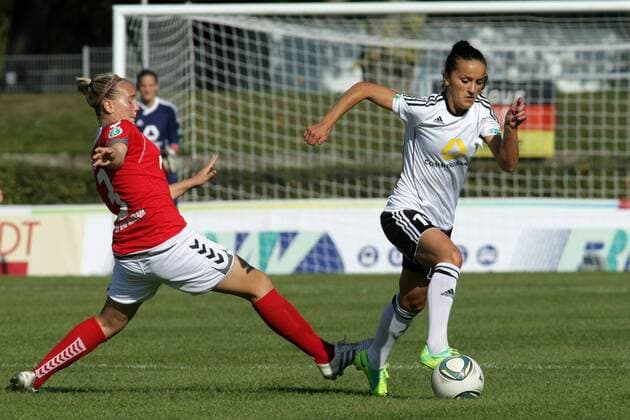 02.10.2011, Frauenfußball-Bundesliga, 5. Spieltag: 1. FFC Frankfurt - SC 07 Bad Neuenahr. Laura Störzel (SC 07 Bad Neuenahr, L), Fatmire Lira Bajramaj (1. FFC Frankfurt).