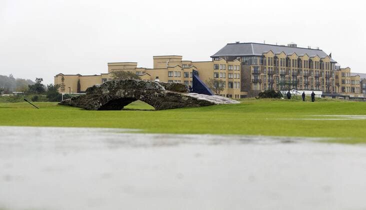 02.10.2011.Carnoustie, Kingsbarns, St Andrews, Scotland. The very wet 17th and 18th at St Andrews looking over the Swilken Bridge during the Final round of the PGA Golf Herren European Tour Alfred Dunhill Links Championship, At The Old Course, St Andrews. xMarkxDavisonx  ActionPlus11211982 o0 totale GebÃ¤ude