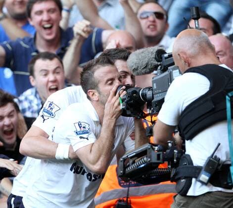 Tottenhams Rafael Van Der Vaart celebrates scoring his sides opening goal by kissing the camera Barclays Premier League Tottenham Hotspur vs FC Arsenal London 2nd October, 2011 EDITORIAL USE ONLY. No use with unauthorised audio, video, data, fixture lists, club league logos or live services. Online in-match use limited to 120 images, no video emulation. No use in betting, games or single club league player publications. o0 Jubel Kamera Kameramann