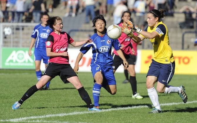 v.l.: Vanessa Martini (Essen), Yuki Nagasato (Pot) und Ursula Holl (Essen), 1.FFC Turbine Potsdam - SG Essen Schönebeck, Fußball, Frauen, Bundesliga, Saison 2011 2012, Potsdam, 02.10.2011,