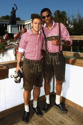 02.10.2011, Fussball 1.Bundesliga 2011 2012, Offizieller Wiesn-Besuch der Spieler des FC Bayern München im Käfer-Zelt. v.li: Rafinha (Bayern) mit Luiz Gustavo (München) POOLFOTO