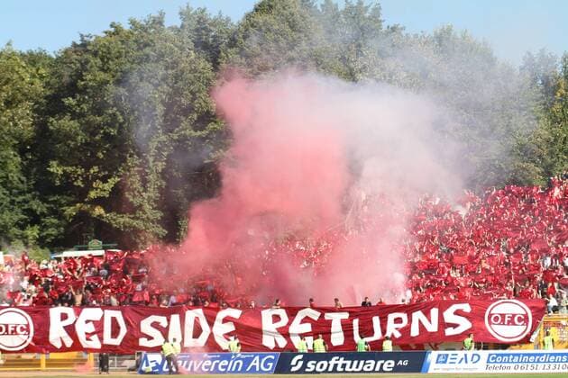01.10.2011, Saison 2011 2012, 3. Liga, Kickers Offenbach. Kickers Fanblock ganz in Rot unter dem Moto - Red Side returns (OFC) o0 bengalische Feuer Bengalfeuer totale Pyrotechnik Fan Plakat, Fanplakat, Transparent Schriftzug
