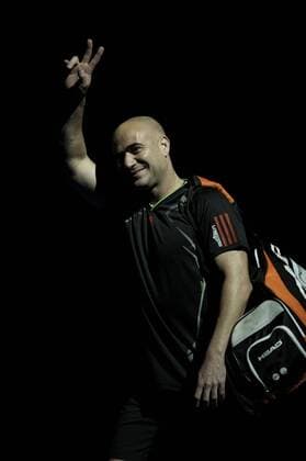Oct 01 2011: Andre Agassi enters the court before his semi-final match at the Champions Cup at the TD Garden, Boston Massachusetts TENNIS: OCT 01 Champions Cup Boston Icon131111001010 o0 Senioren EDITORIAL USE ONLY