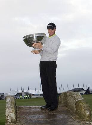 02.10.2011. St Andrews, Scotland. Champion Michael Hoey ( NIR ) on the Swilken Bridge after the Final round of the PGA Golf Herren European Tour Alfred Dunhill Links Championship, At The Old Course, St Andrews. Mandatory credit: Actionplus xMarkxDavisonx  ActionPlus11212279 o0 Nordirland Sieg, Sieger Pokal, TrophÃ¤e Objekte