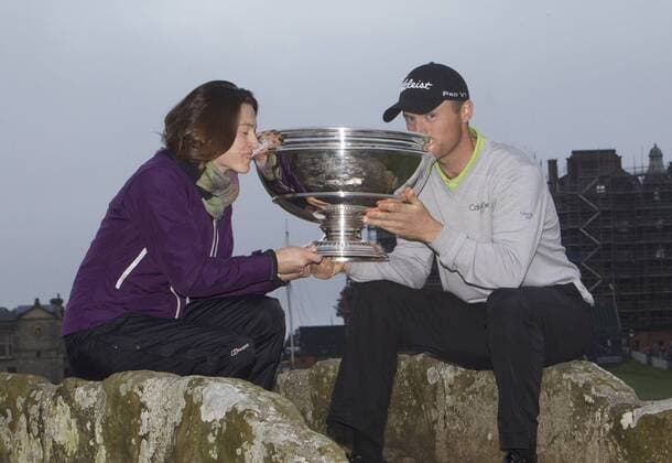 02.10.2011. St Andrews, Scotland. Champion Michael Hoey ( NIR ) on the Swilken Bridge with wife Bev after the Final round of the PGA Golf Herren European Tour Alfred Dunhill Links Championship, At The Old Course, St Andrews. Mandatory credit: Actionplus xMarkxDavisonx  ActionPlus11212281 o0 Nordirland Sieg, Sieger Pokal, TrophÃ¤e Objekte