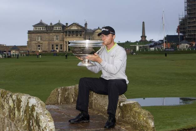 02.10.2011. St Andrews, Scotland. Champion Michael Hoey ( NIR ) on the Swilken Bridge the Final round of the PGA Golf Herren European Tour Alfred Dunhill Links Championship, At The Old Course, St Andrews. Mandatory credit: Actionplus xMarkxDavisonx  ActionPlus11212284 o0 Nordirland Sieg, Sieger Pokal, TrophÃ¤e Objekte totale GebÃ¤ude