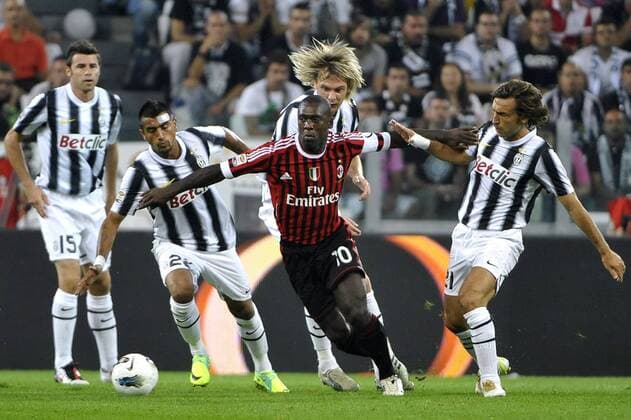 Clarence Seedorf (Milan) circondato da (da sin) Andrea Barzagli, Arturo Vidal, Milos Krasic e Andrea Pirlo (Juventus) Torino 02 10 2011 Juventus Stadium Serie A 2011 2012 Football Calcio Juventus Milan 2-0 giorgioxperottino