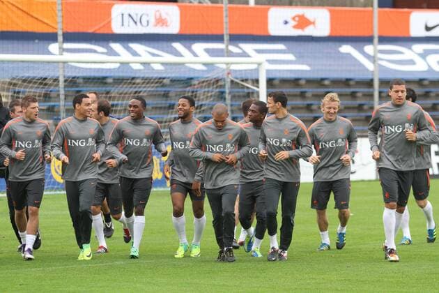 04-10-2011: Voetbal: Training Nederlands elftal: Katwijk xVIxxIVx 396111