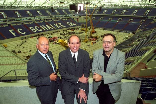 Bau der Arena AufSchalke, neue Heimspielstätte des FC Schalke 04 - Hermann Henkel, Joachim Faust und Projektleiter Günter Kus (alle Architekturbüro Hentrich - Petschnigg und Partner KG, HPP) Fußball 1. BL Herren Saison 2001 2002, FC Schalke 04, Stadionneubau Stadion Neubau Stadionbau Bau Baustelle , Vneg Gruppe AufSchalkeArena Arena Auf Schalke Gelsenkirchen