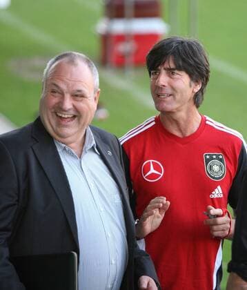 DFB Training Länderspiel Nationalmannschaft Deutschland, 04.10.2011, Mainz Bruchwegstadion, v.l. Harald Stenger, Joachim Löw, -