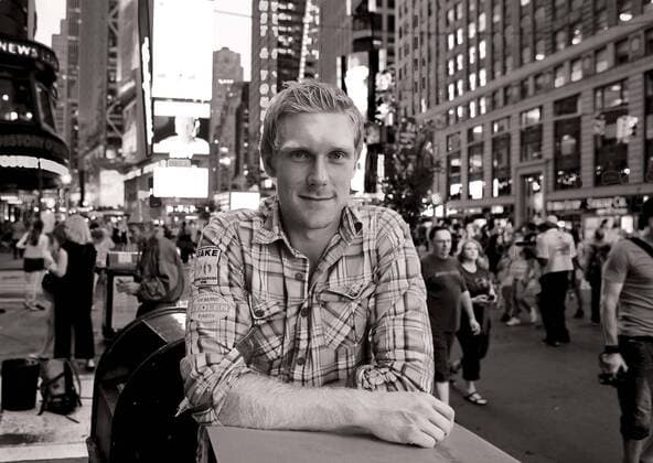 Matthias Bachinger am Times Square in New York City während der US Open 2011, privat, Portrait, Einzelbild, Halbkörper, Querformat, Schwarzweiss, black&white,