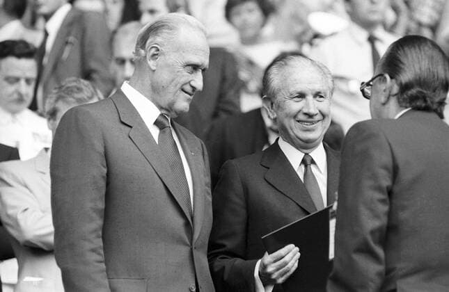 Fußball, EM Finale 1984 in Paris, Frankreich - Spanien EM Finale 1984 in Paris IOC Präsident Juan Antonio Samaranch (Mitte, Spanien) Publikum Tribüne Pokal Trophäe Objekt people Politik Präsident