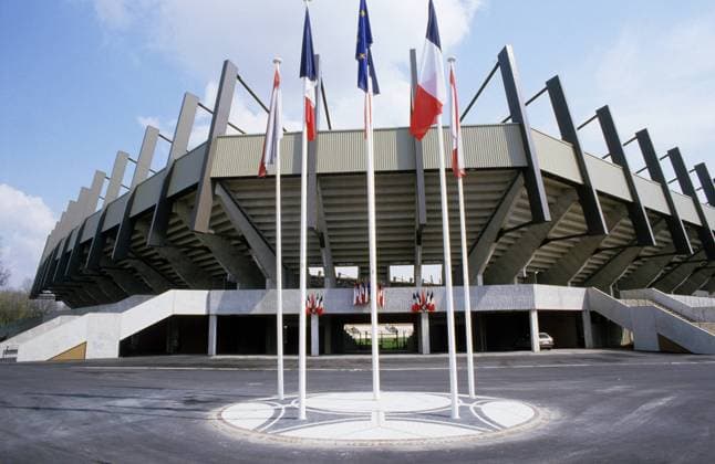 Französische Nationalfahnen vor dem Prinzenpark Stadion in Paris, dem Nationalstadion Frankreichs für die Euro 1984 Parc des Princes Sportstätte Stadion Totale Frankreich Fahne Nationalfahne Objekt