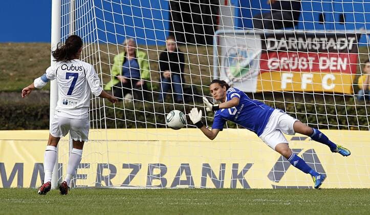 Fussball, UEFA Women s Champions League, Sechzehntelfinale, Rückspiel, 1. FFC Frankfurt (GER) vs. Stabaek FK Fotball (NOR), Nadine Angerer (1. FFC Frankfurt, R), Katrine Pedersen (Stabaek FK Fotball, L)