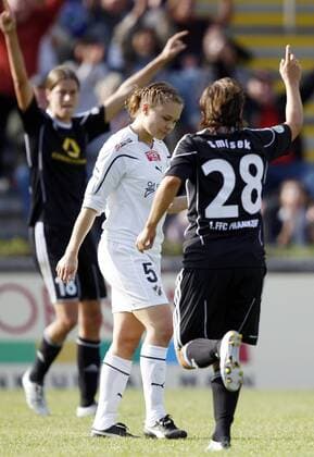 Fussball, UEFA Women s Champions League, Sechzehntelfinale, Rückspiel, 1. FFC Frankfurt (GER) vs. Stabaek FK Fotball (NOR), Jubel bei Sandra Smisek (1. FFC Frankfurt, R), Kerstin Garefrekes (1. FFC Frankfurt, L), Enttäuschung bei Toril Akerhaugen (Stabaek FK Fotball, M)
