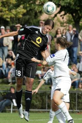 05.10.2011, Frauenfußball, Rückspiel der UEFA Women s Champions League 1. FFC Frankfurt gegen Stabaek Fotball (Norwegen). Kerstin Garefrekes (1. FFC Frankfurt, L), Toril Hetland Akerhaugen.