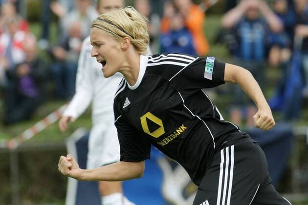05.10.2011, Frauenfußball, Rückspiel der UEFA Women s Champions League 1. FFC Frankfurt gegen Stabaek Fotball (Norwegen). Saskia Bartusiak (1. FFC Frankfurt) jubel t nach ihrem Tor zum 1:0.