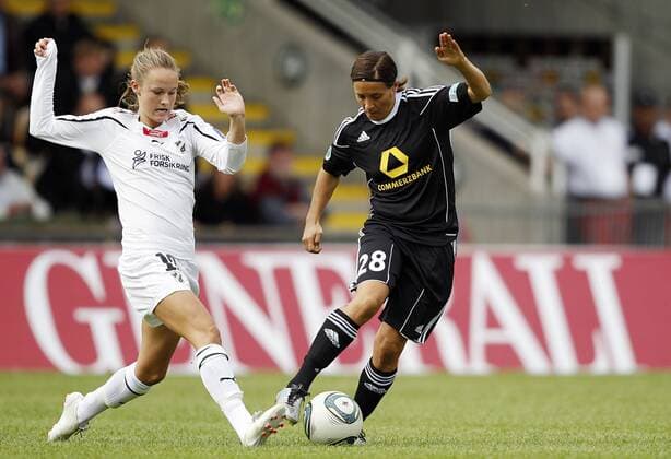 Fussball, UEFA Women s Champions League, Sechzehntelfinale, Rückspiel, 1. FFC Frankfurt (GER) vs. Stabaek FK Fotball (NOR), Sandra Smisek (1. FFC Frankfurt, R), Caroline Hansen (Stabaek FK Fotball, L)