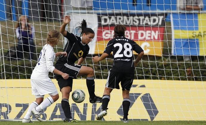 Fussball, UEFA Women s Champions League, Sechzehntelfinale, Rückspiel, 1. FFC Frankfurt (GER) vs. Stabaek FK Fotball (NOR), Jessica Landström (1. FFC Frankfurt, M), Sandra Smisek (1. FFC Frankfurt, R), Line Hauge (Stabaek FK Fotball, L)