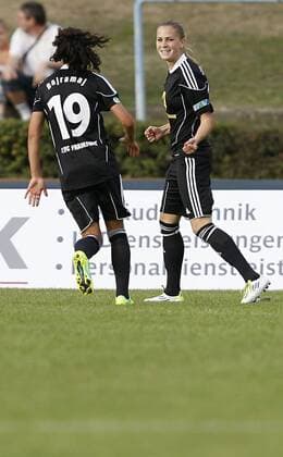 Fussball, UEFA Women s Champions League, Sechzehntelfinale, Rückspiel, 1. FFC Frankfurt (GER) vs. Stabaek FK Fotball (NOR), Jubel bei Ana-Maria Crnogorcevic (1. FFC Frankfurt, R), Fatmire Bajramaj (1. FFC Frankfurt, L)