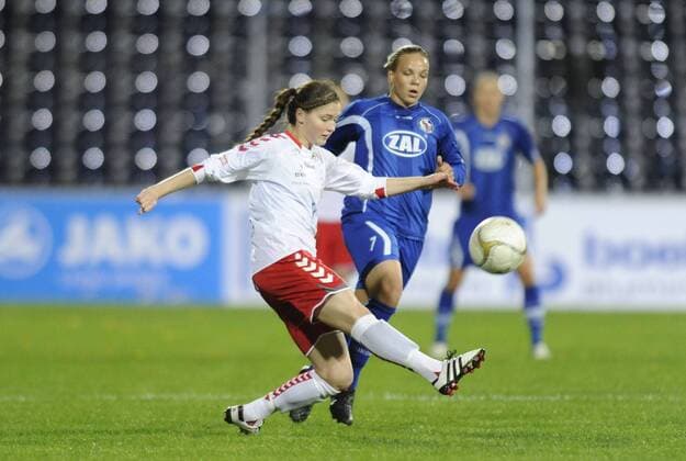 Gigja Hardardottir (li., Thor) und Isabel Kerschowski (re., Pot), 1.FFC Turbine Potsdam - Thor KA, Fußball, UEFA Women - Champions League, Saison 2011 2012, Potsdam, 05.10.2011,