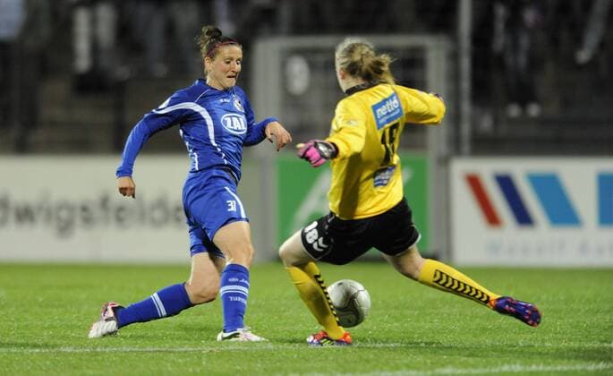 Anja Mittag (li., Pot) umspielt Torfrau Helena Jonsdottir (Thor) und schießt das Tor zum 4:0, 1.FFC Turbine Potsdam - Thor KA, Fußball, UEFA Women - Champions League, Saison 2011 2012, Potsdam, 05.10.2011,