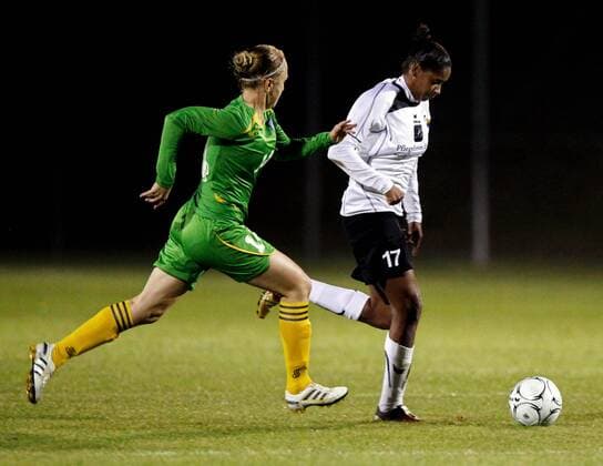 FUSSBALL - UEFA CL Damen, Neulengbach vs Almaty NEULENGBACH,AUSTRIA,05.OKT.11 - FUSSBALL, FRAUENFUSSBALL - UEFA Champions League, NOE SV Neulengbach vs CSHVSM Kairat Almaty. Bild zeigt Marina Volkova (Almaty) und Giovana Perpetuo Dos Santos Floriano (Neulengbach). 