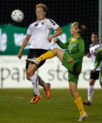 FUSSBALL - UEFA CL Damen, Neulengbach vs Almaty NEULENGBACH,AUSTRIA,05.OKT.11 - FUSSBALL, FRAUENFUSSBALL - UEFA Champions League, NOE SV Neulengbach vs CSHVSM Kairat Almaty. Bild zeigt Maria Gstöttner (Neulengbach) und Marina Volkova (Almaty). 