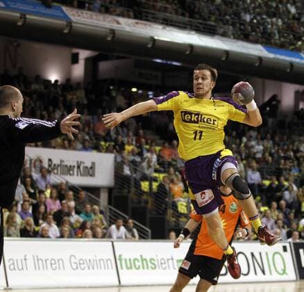 Markus Richwien, Füchse, hinten beim Wurf, vorne Lübbecke-Torwart Nikola Blazicko, Wurf, Tor, Aktion, quadrat Füchse Berlin - TuS N-Lübbecke 1.Bundesliga 2011 2012, Herren, Handball, Deutschland, Germany, Max-Schmeling-Hall Berlin, 5.10.2011