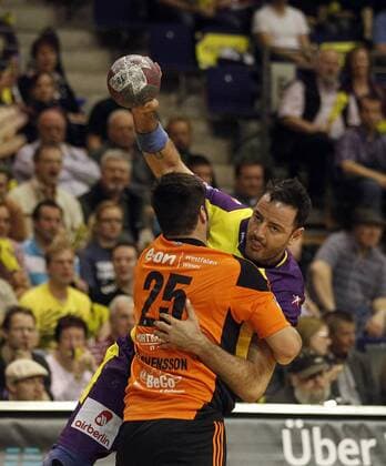 Fernandez Romero, Füchse, Ball, wird von Daniel Svensson, Lübbecke, festgehalten, Freisteller, festhalten, Aktion, hoch Füchse Berlin - TuS N-Lübbecke 1.Bundesliga 2011 2012, Herren, Handball, Deutschland, Germany, Max-Schmeling-Hall Berlin, 5.10.2011