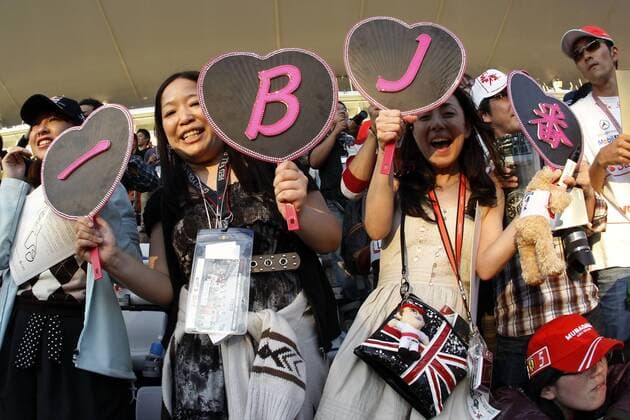 Motorsports: FIA Formula One World Championship 2011, Grand Prix of Japan, Japanese fans of 04 Jenson Button (GBR, Vodafone McLaren Mercedes), xHOCHxZWEIx