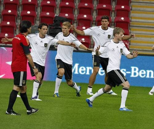 Fussball, Herren, 06.10.2011, Istanbul, DFB Team Training, Joachim Löw, Christian Träsch, Holger Badstuber, Mario Gomez, Andre Schürrle,