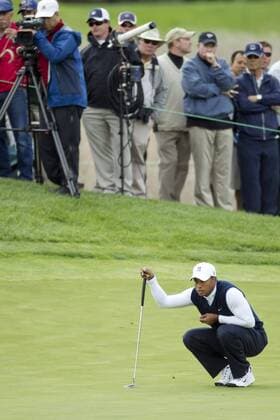 October 6, 2011: PGA Golf Herren golfer Tiger Woods assessing his putt on the first green during round one competition at the Frys.com Open held at CordeValle Resort in San Martin, CA. PGA Golf Herren 2011: Frys.com Open OCT 06 - ZUMAc04