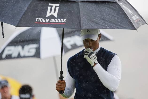 October 6, 2011: PGA Golf Herren golfer Tiger Woods in action during the first round of the Frys.com open at the CordeValle golf club in San Martin, CA. - PGA Golf Herren 2011: Frys Open OCT 06 - ZUMAct6 o0 Regen Wetter Witterung Regenschirm Objekte Schriftzug personalisiert